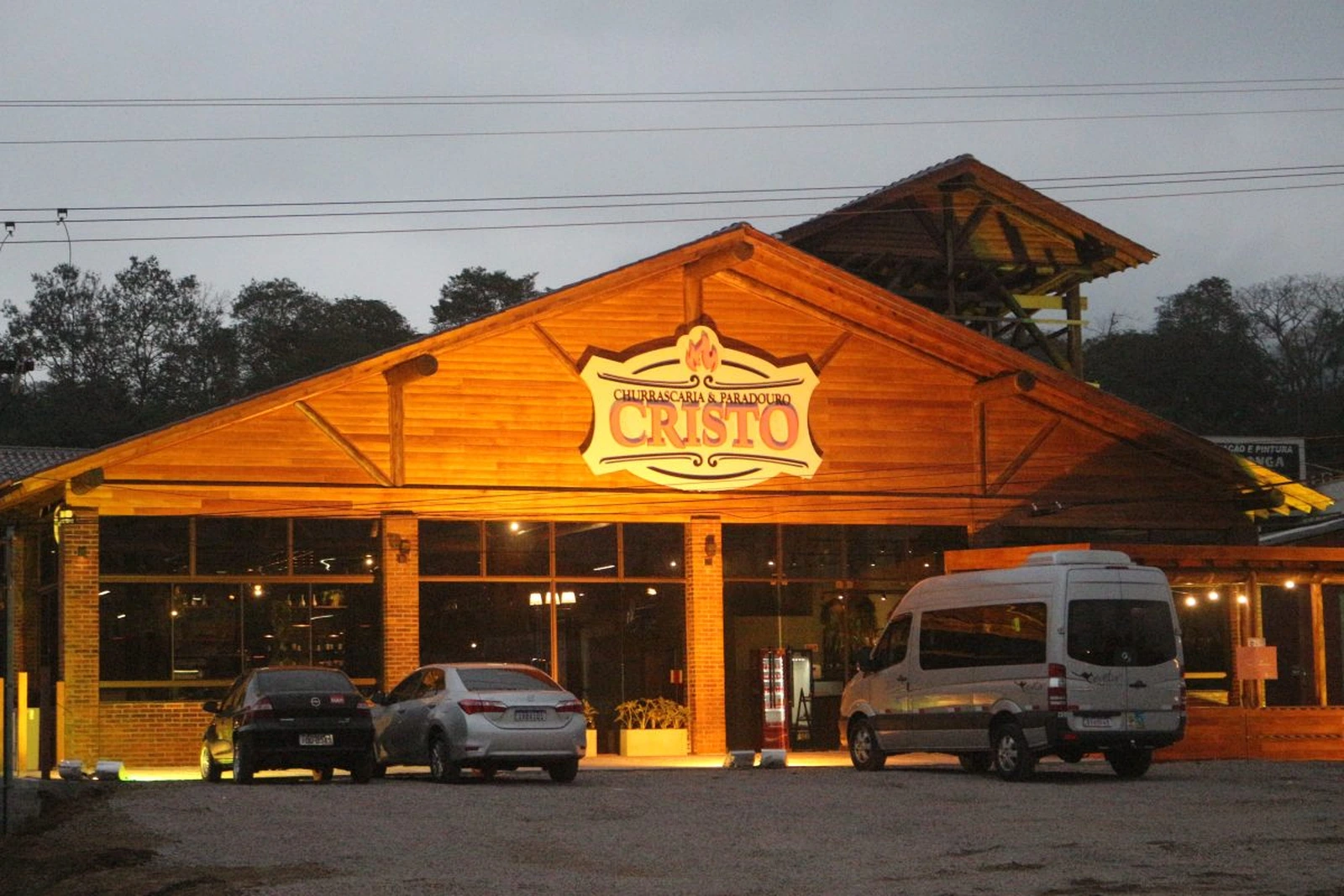 Fachada lateral e estacionamento da churrascaria