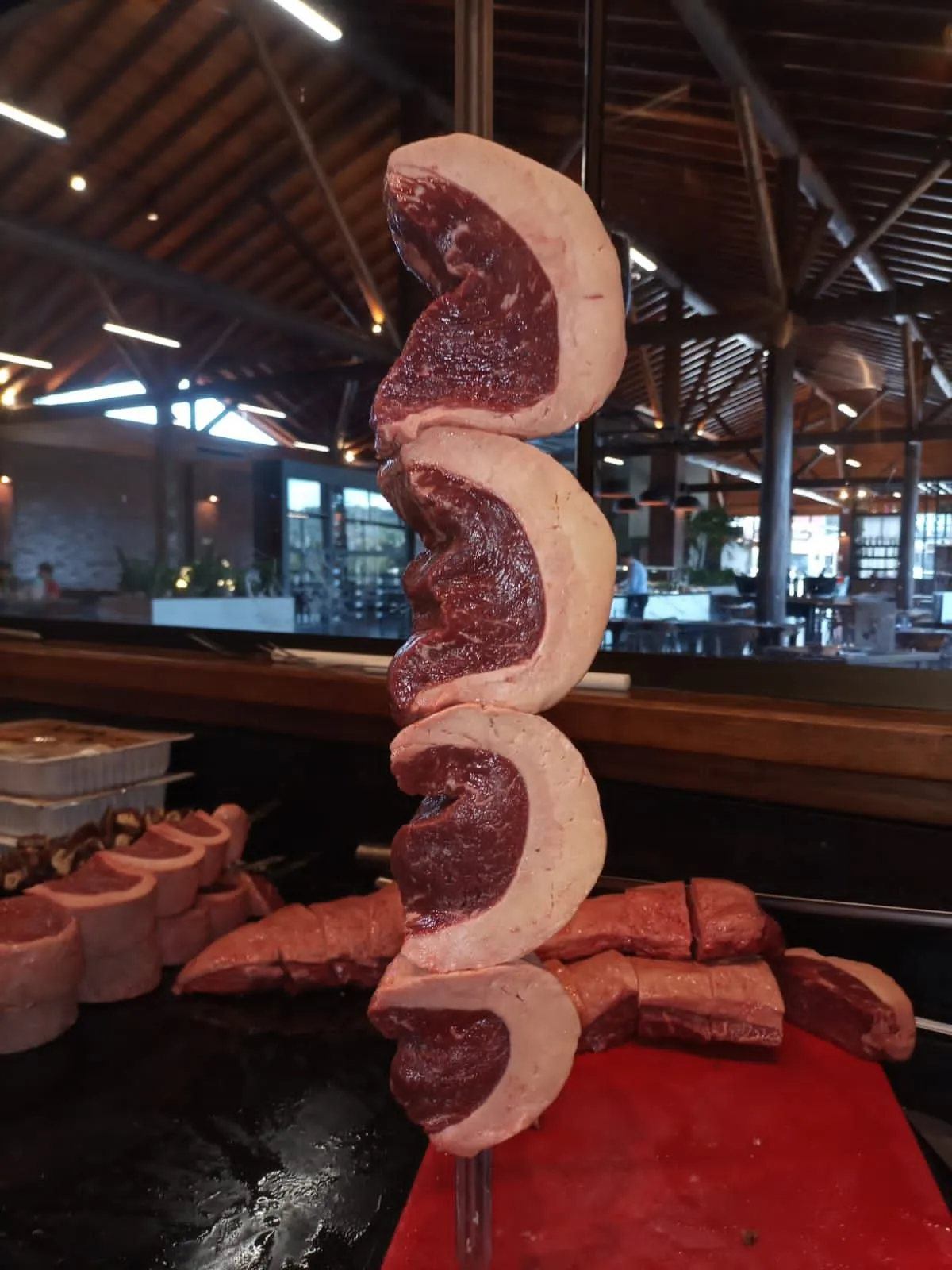 Corte de carne assada servido no espeto