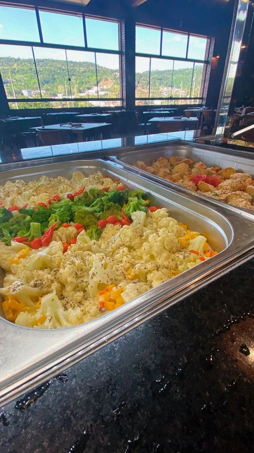 Pratos quentes do buffet com vista para o salão